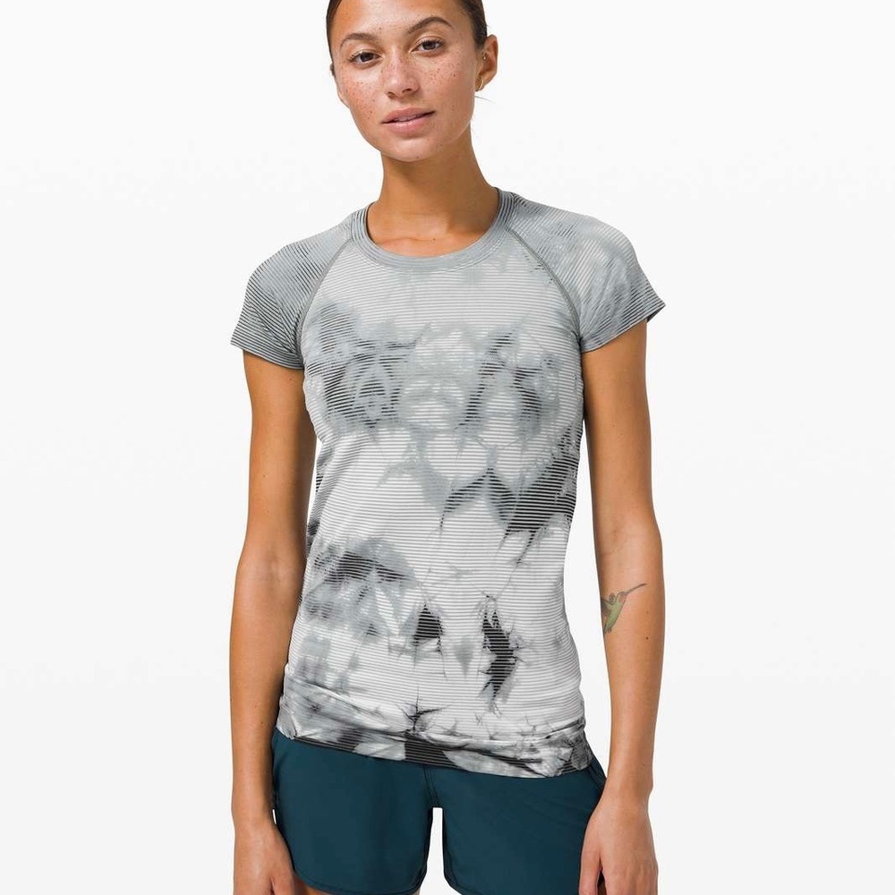 Lululemon Swiftly Tech Short
Sleeve 2.0 Shibori Stripe Graphite Grey No Size Tag